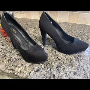 Index size 8 black velvet heels